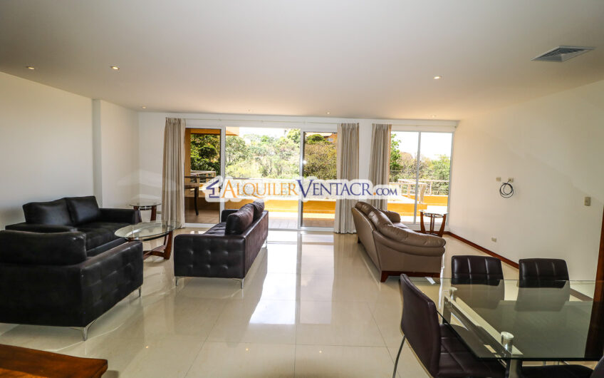 Apartamento amueblado de 210 m2 con terraza grande y vista en Escazú