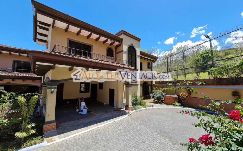 Condo de 4 habit. + de servicio con jardín y vista Jaboncillos Escazú