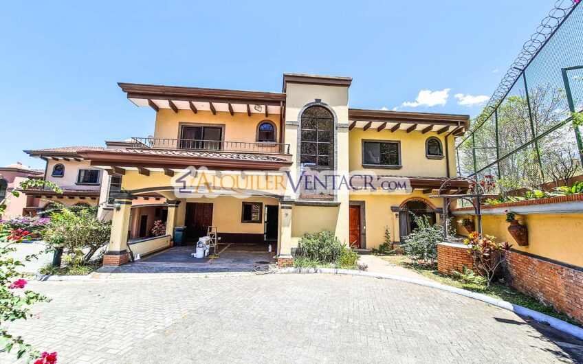 Condo de 4 habit. + de servicio con jardín y vista Jaboncillos Escazú