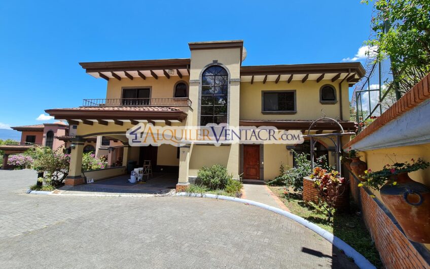 Condo de 4 habit. + de servicio con jardín y vista Jaboncillos Escazú