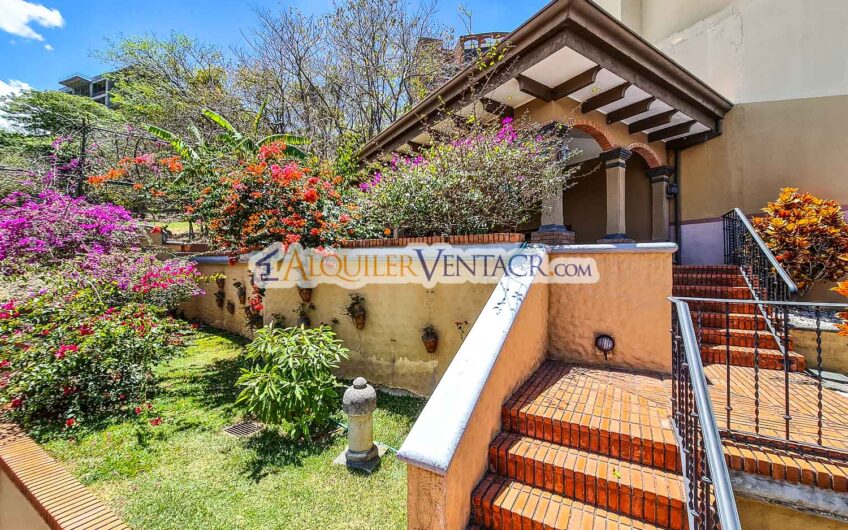 Condo de 4 habit. + de servicio con jardín y vista Jaboncillos Escazú