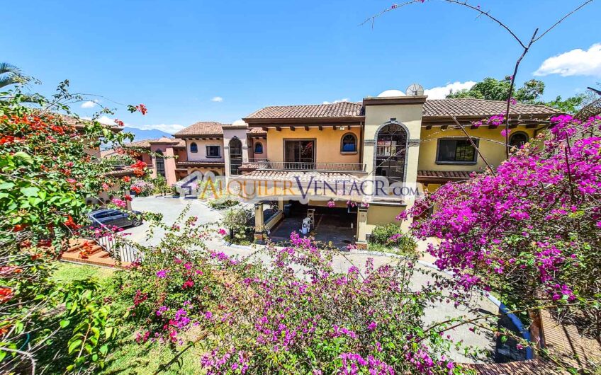 Condo de 4 habit. + de servicio con jardín y vista Jaboncillos Escazú