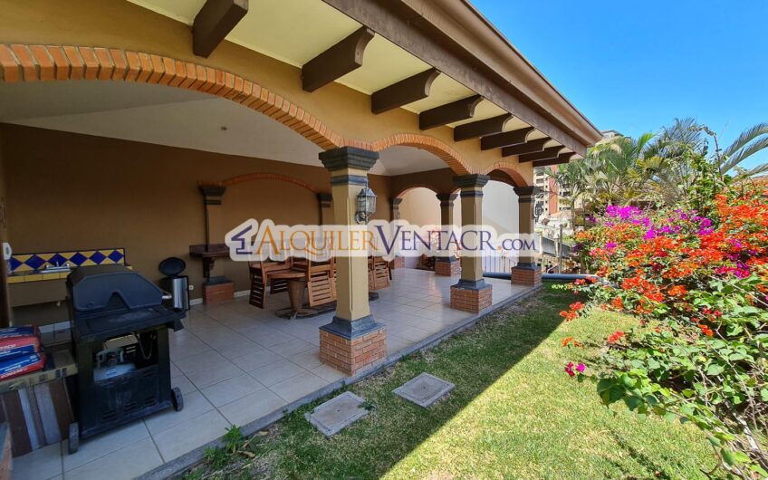 Condo de 4 habit. + de servicio con jardín y vista Jaboncillos Escazú