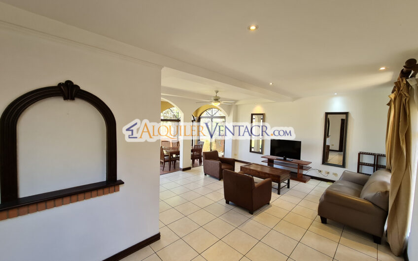 Condo de 4 habit. + de servicio con jardín y vista Jaboncillos Escazú