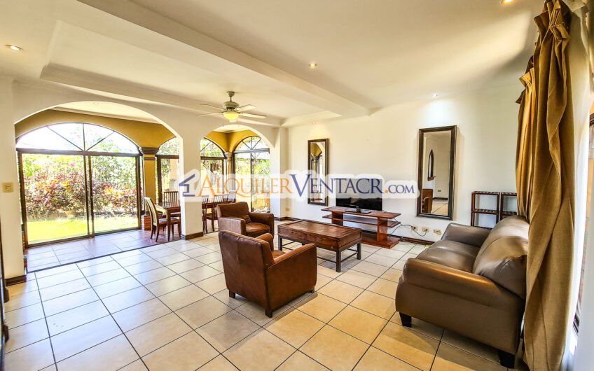 Condo de 4 habit. + de servicio con jardín y vista Jaboncillos Escazú