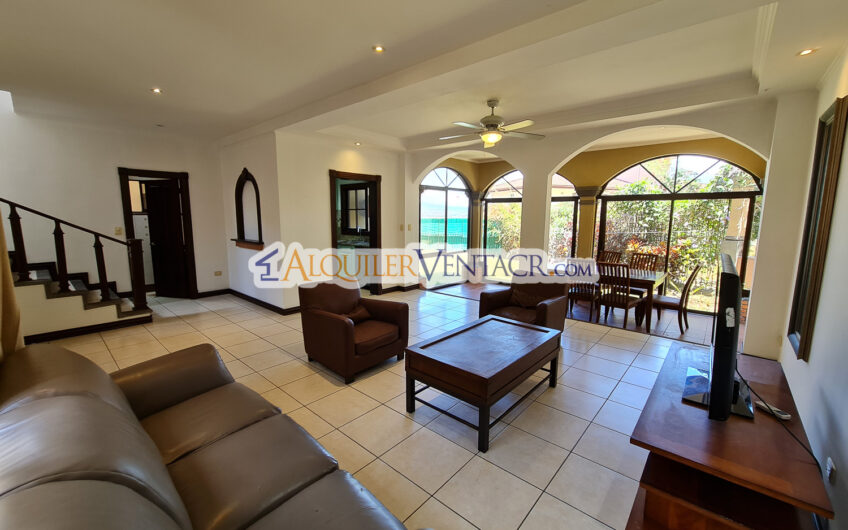 Condo de 4 habit. + de servicio con jardín y vista Jaboncillos Escazú