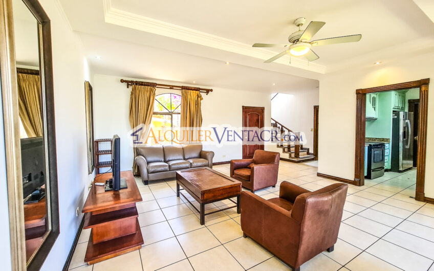 Condo de 4 habit. + de servicio con jardín y vista Jaboncillos Escazú