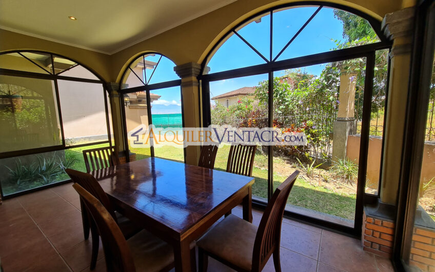 Condo de 4 habit. + de servicio con jardín y vista Jaboncillos Escazú