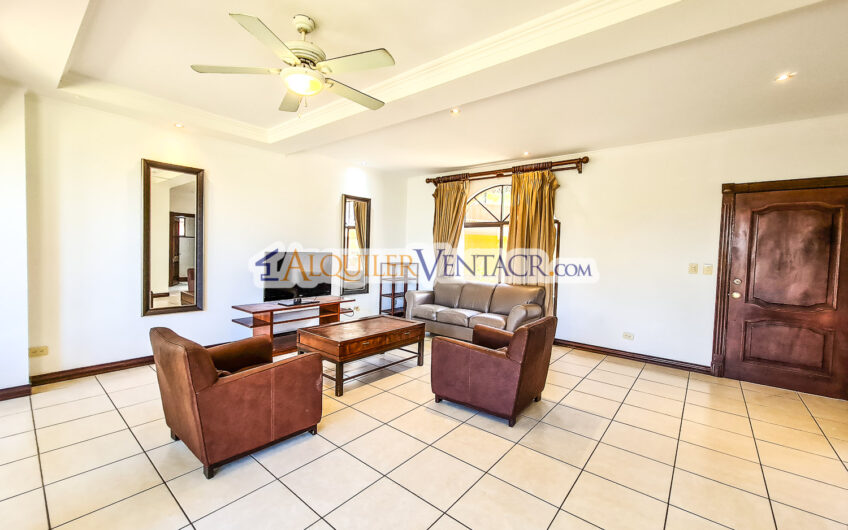 Condo de 4 habit. + de servicio con jardín y vista Jaboncillos Escazú