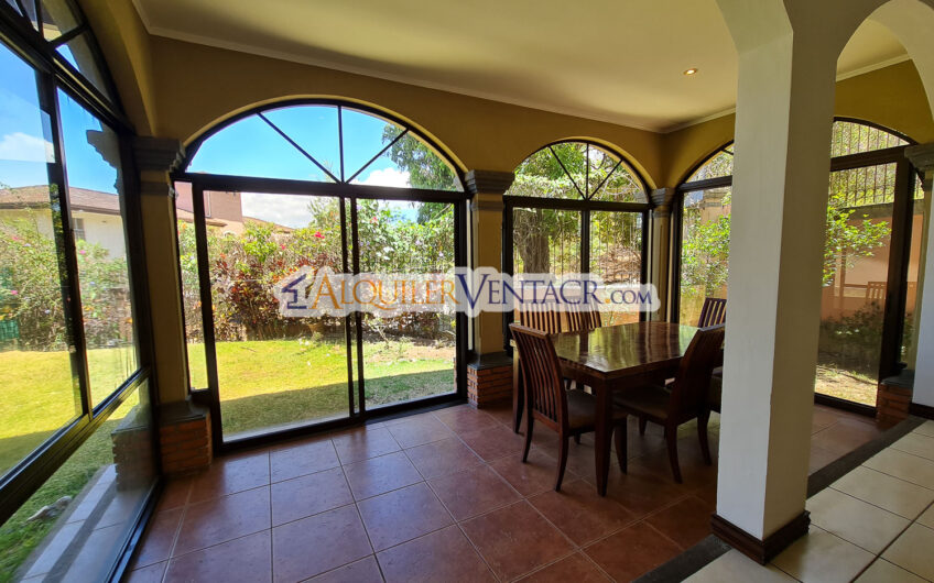 Condo de 4 habit. + de servicio con jardín y vista Jaboncillos Escazú