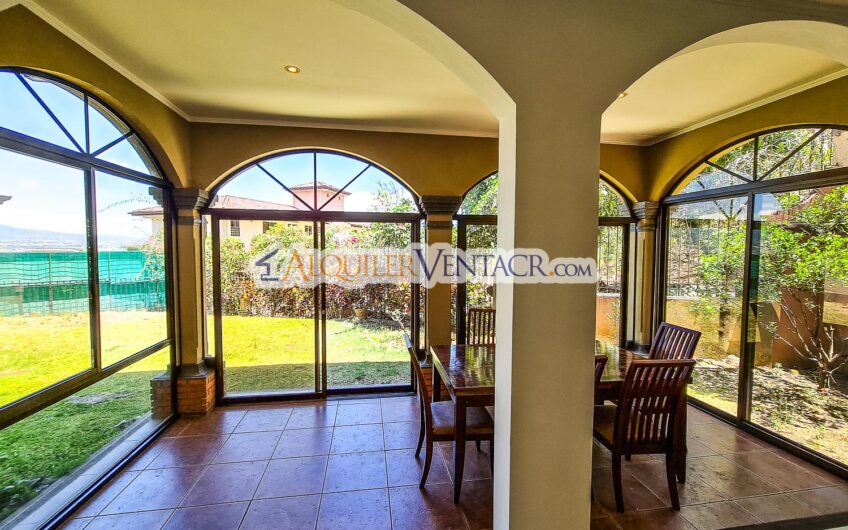 Condo de 4 habit. + de servicio con jardín y vista Jaboncillos Escazú