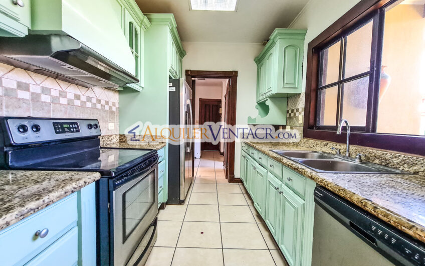 Condo de 4 habit. + de servicio con jardín y vista Jaboncillos Escazú