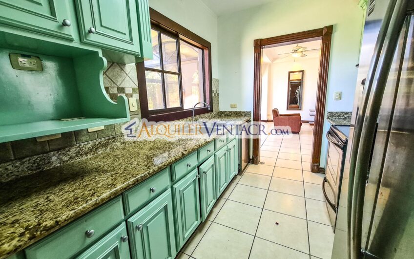 Condo de 4 habit. + de servicio con jardín y vista Jaboncillos Escazú