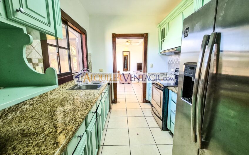 Condo de 4 habit. + de servicio con jardín y vista Jaboncillos Escazú