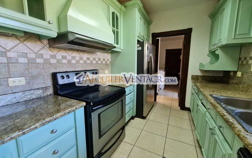 Condo de 4 habit. + de servicio con jardín y vista Jaboncillos Escazú