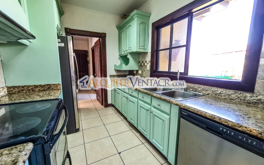 Condo de 4 habit. + de servicio con jardín y vista Jaboncillos Escazú