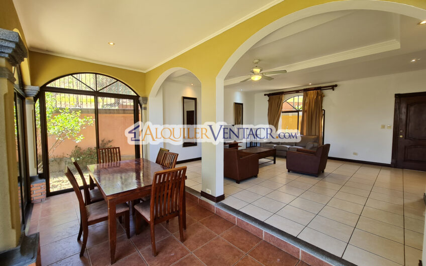 Condo de 4 habit. + de servicio con jardín y vista Jaboncillos Escazú