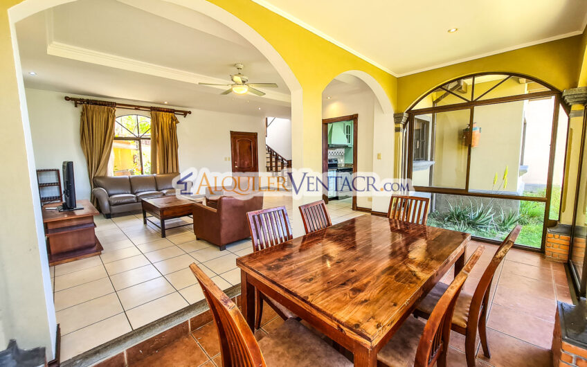 Condo de 4 habit. + de servicio con jardín y vista Jaboncillos Escazú