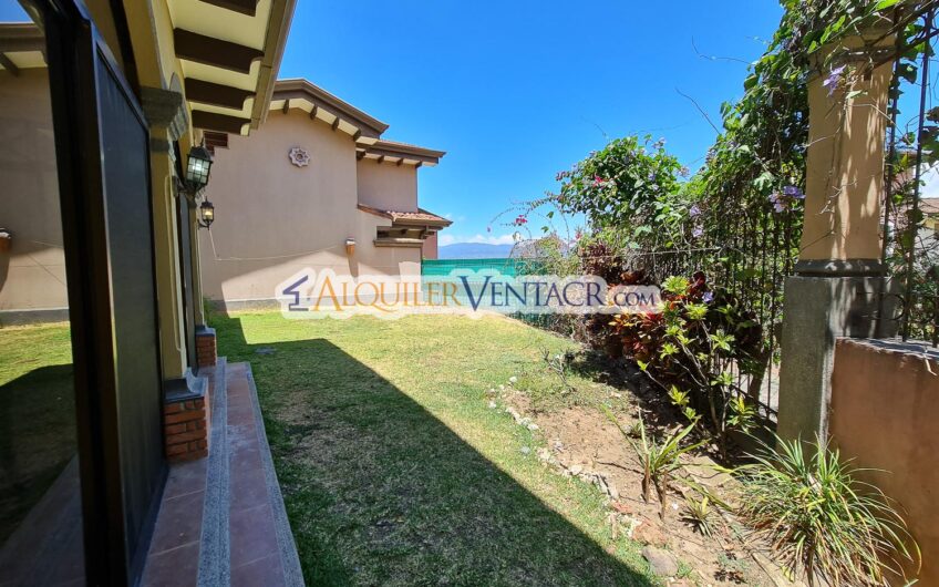 Condo de 4 habit. + de servicio con jardín y vista Jaboncillos Escazú