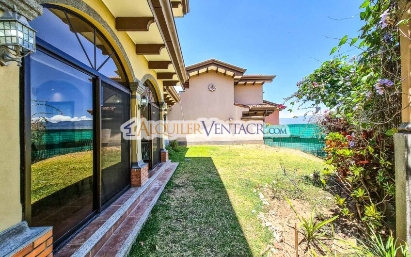 Condo de 4 habit. + de servicio con jardín y vista Jaboncillos Escazú