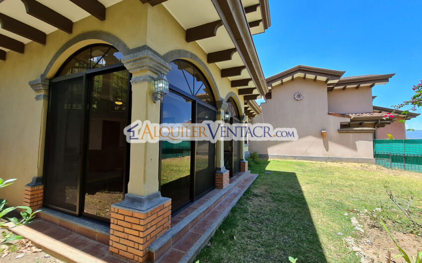 Condo de 4 habit. + de servicio con jardín y vista Jaboncillos Escazú