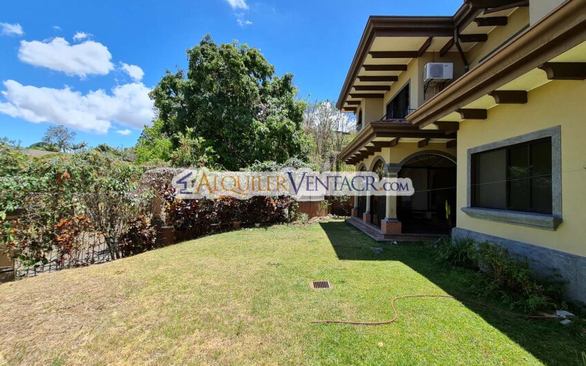 Condo de 4 habit. + de servicio con jardín y vista Jaboncillos Escazú