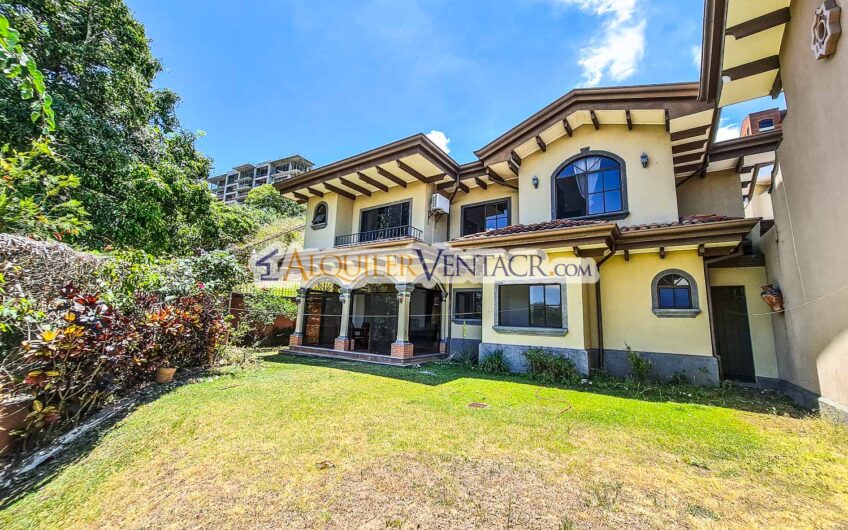 Condo de 4 habit. + de servicio con jardín y vista Jaboncillos Escazú