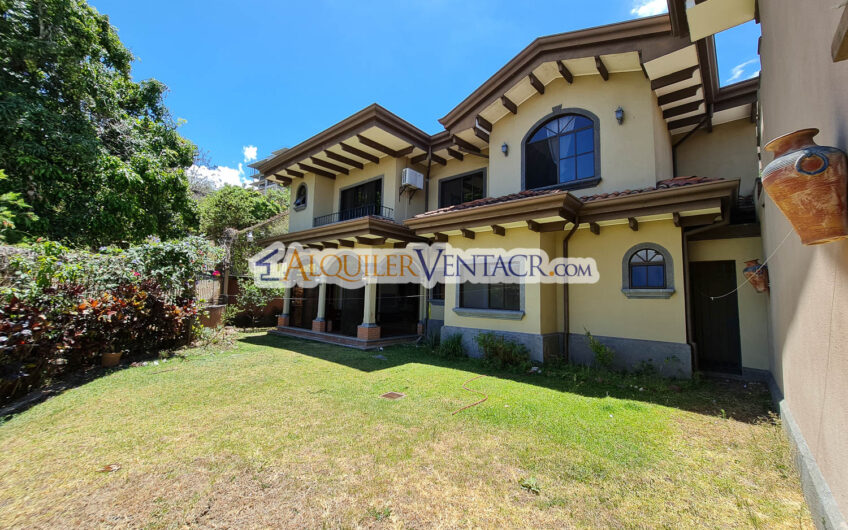 Condo de 4 habit. + de servicio con jardín y vista Jaboncillos Escazú