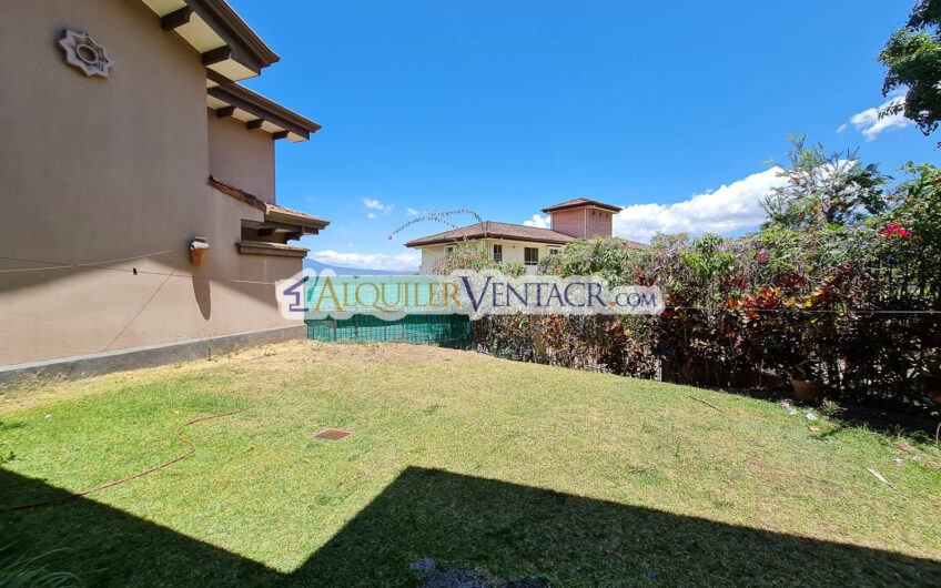 Condo de 4 habit. + de servicio con jardín y vista Jaboncillos Escazú