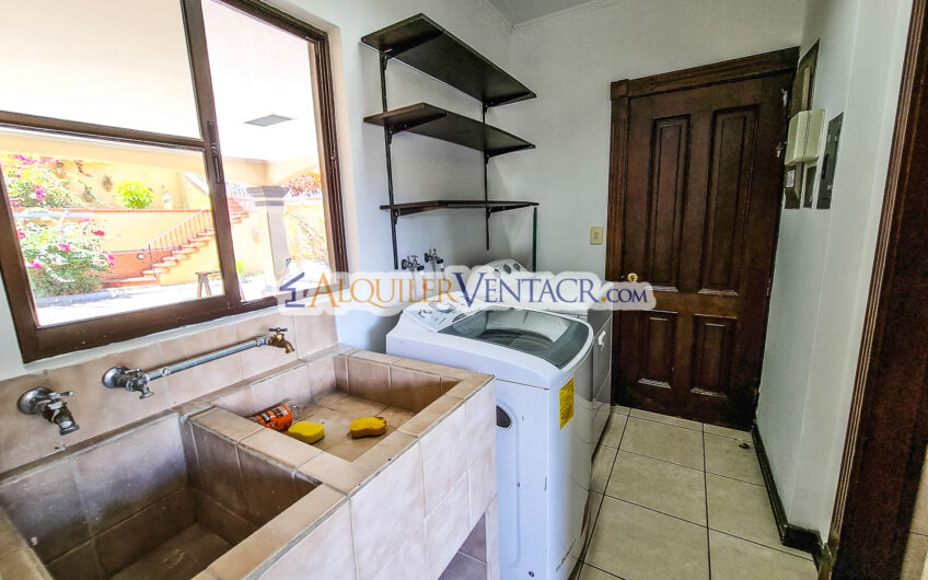 Condo de 4 habit. + de servicio con jardín y vista Jaboncillos Escazú