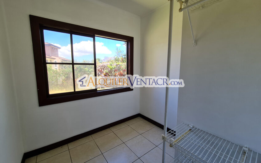 Condo de 4 habit. + de servicio con jardín y vista Jaboncillos Escazú