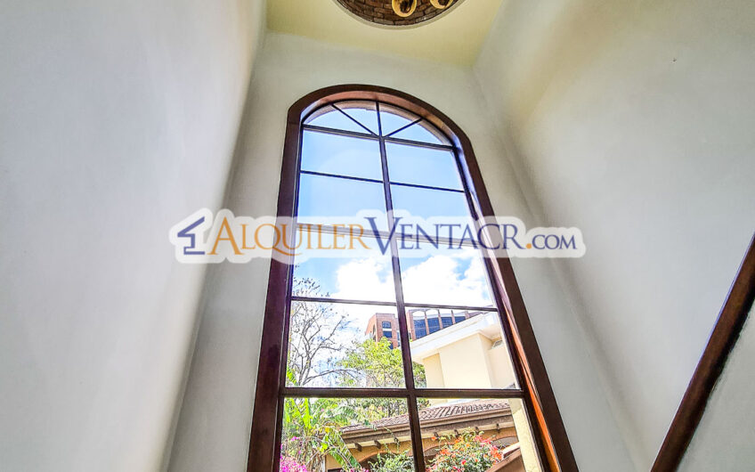 Condo de 4 habit. + de servicio con jardín y vista Jaboncillos Escazú