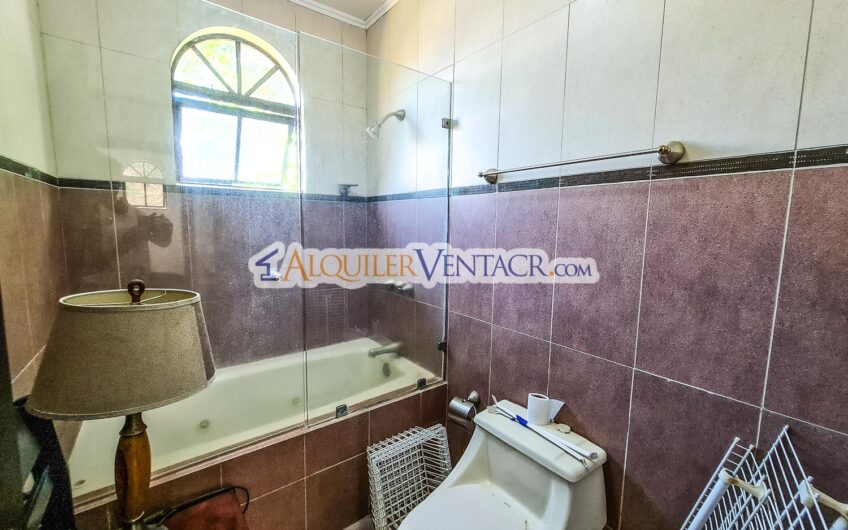 Condo de 4 habit. + de servicio con jardín y vista Jaboncillos Escazú