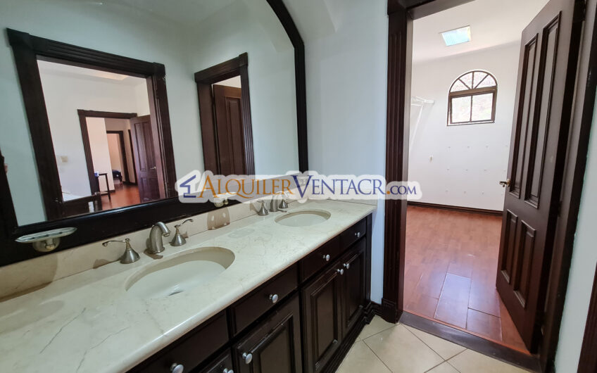 Condo de 4 habit. + de servicio con jardín y vista Jaboncillos Escazú