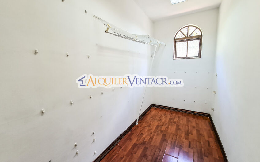 Condo de 4 habit. + de servicio con jardín y vista Jaboncillos Escazú