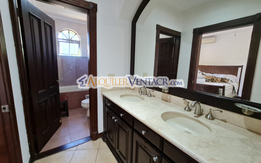 Condo de 4 habit. + de servicio con jardín y vista Jaboncillos Escazú