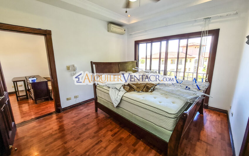 Condo de 4 habit. + de servicio con jardín y vista Jaboncillos Escazú