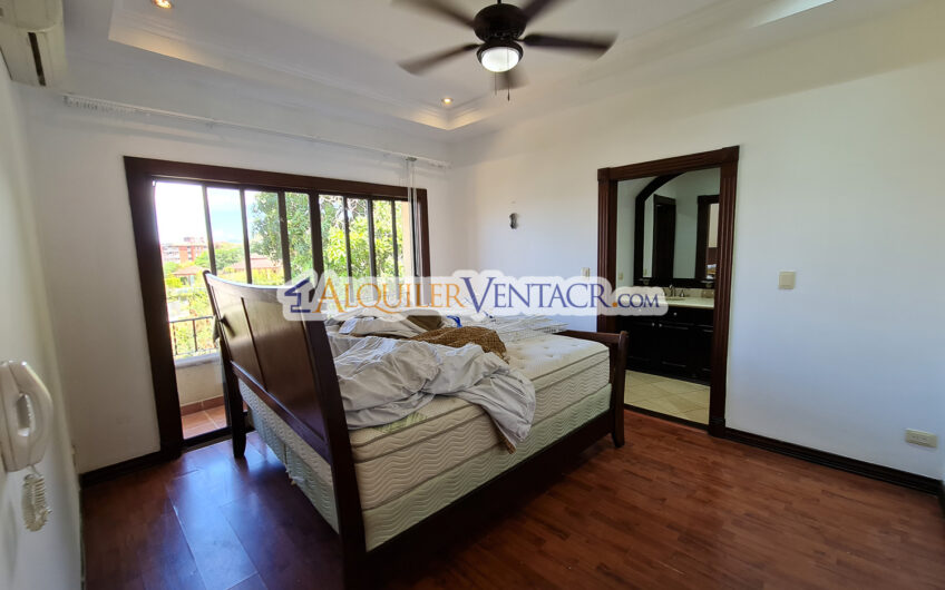 Condo de 4 habit. + de servicio con jardín y vista Jaboncillos Escazú