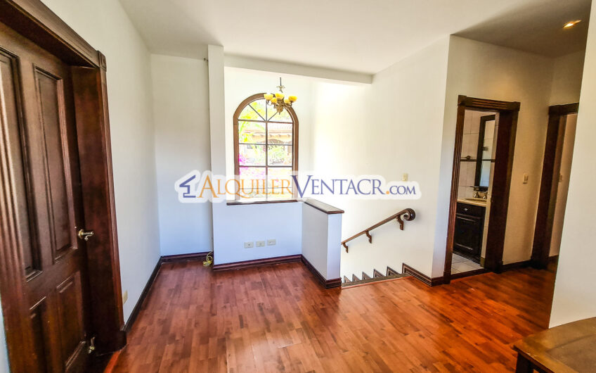 Condo de 4 habit. + de servicio con jardín y vista Jaboncillos Escazú