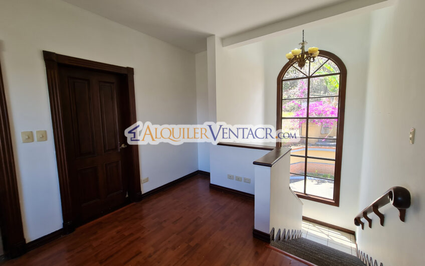 Condo de 4 habit. + de servicio con jardín y vista Jaboncillos Escazú