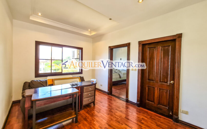 Condo de 4 habit. + de servicio con jardín y vista Jaboncillos Escazú