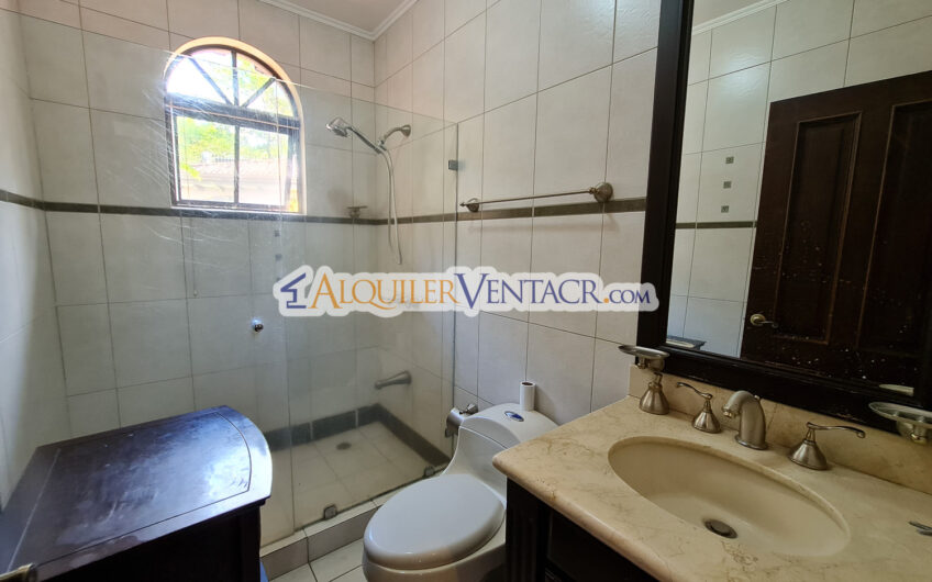 Condo de 4 habit. + de servicio con jardín y vista Jaboncillos Escazú