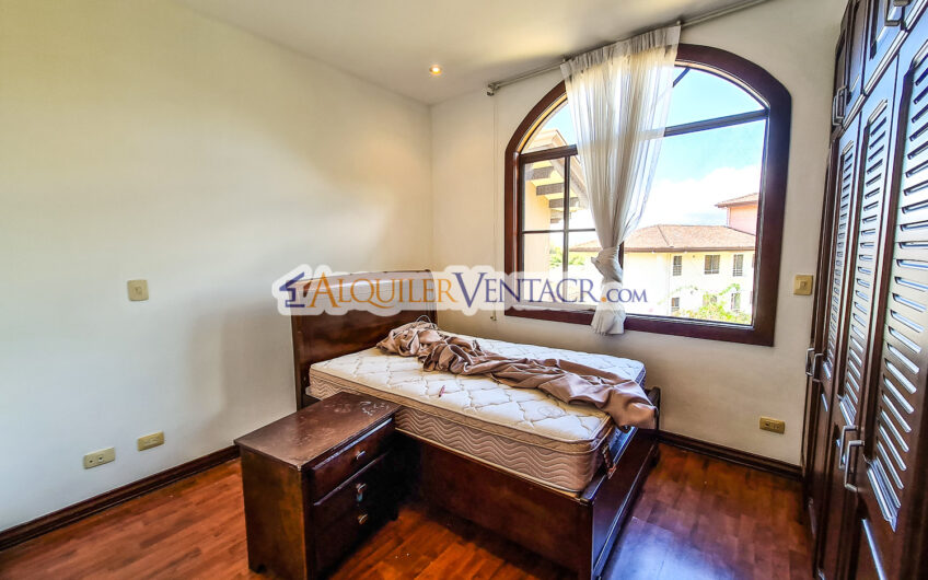 Condo de 4 habit. + de servicio con jardín y vista Jaboncillos Escazú