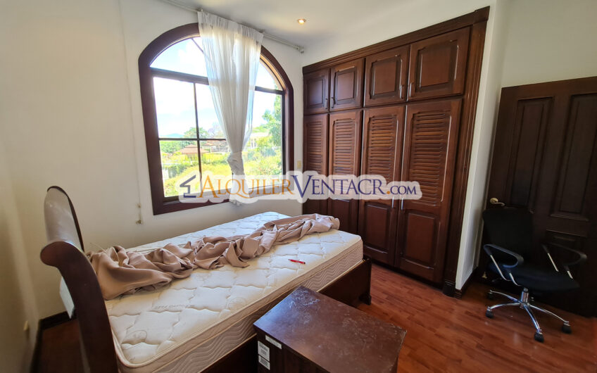 Condo de 4 habit. + de servicio con jardín y vista Jaboncillos Escazú