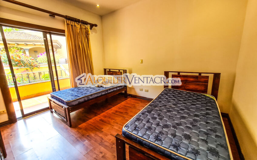 Condo de 4 habit. + de servicio con jardín y vista Jaboncillos Escazú