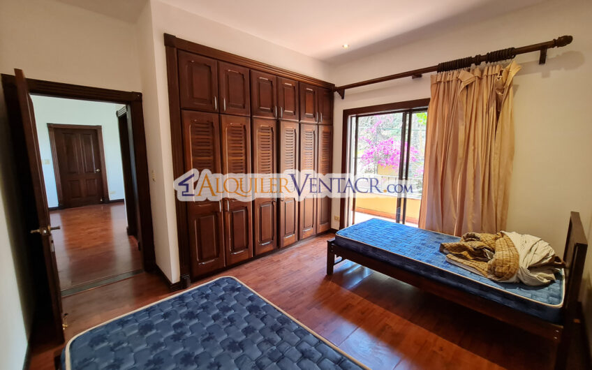 Condo de 4 habit. + de servicio con jardín y vista Jaboncillos Escazú