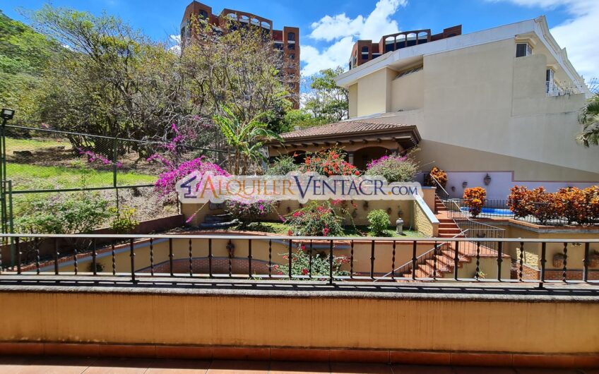 Condo de 4 habit. + de servicio con jardín y vista Jaboncillos Escazú