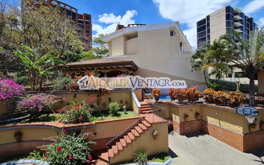 Condo de 4 habit. + de servicio con jardín y vista Jaboncillos Escazú