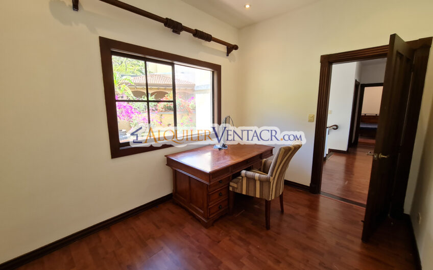 Condo de 4 habit. + de servicio con jardín y vista Jaboncillos Escazú