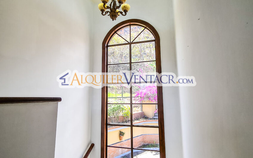 Condo de 4 habit. + de servicio con jardín y vista Jaboncillos Escazú